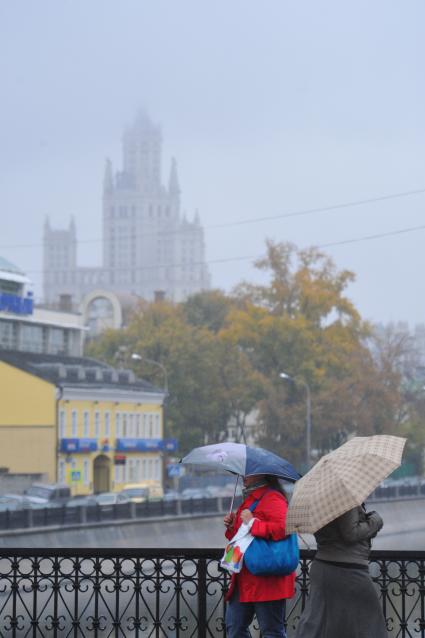 Сталинская высотка. Дождь в городе. 4 октября 2011 года.