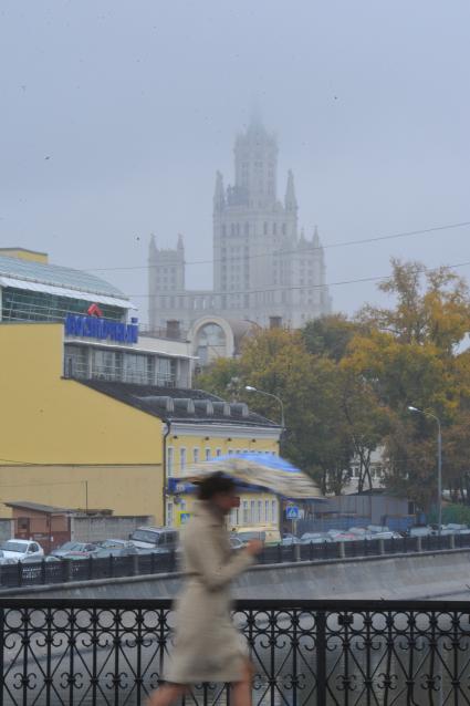 Сталинская высотка. Дождь в городе. 4 октября 2011 года.