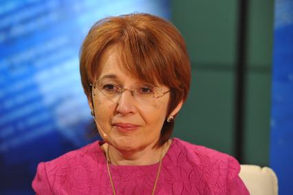 Заместитель руководителя фракции \"Справедливая Россия\", член комитета Государственной думы России по бюджету и налогам Оксана Дмитриева в телестудии \"Комсомольской правды\". Москва. 07 октября 2011 года.