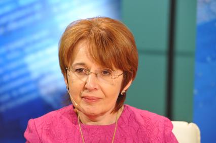 Заместитель руководителя фракции \"Справедливая Россия\", член комитета Государственной думы России по бюджету и налогам Оксана Дмитриева в телестудии \"Комсомольской правды\". Москва. 07 октября 2011 года.