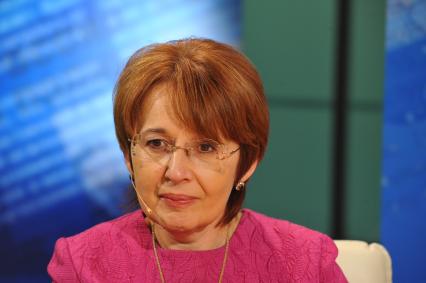 Заместитель руководителя фракции \"Справедливая Россия\", член комитета Государственной думы России по бюджету и налогам Оксана Дмитриева в телестудии \"Комсомольской правды\". Москва. 07 октября 2011 года.