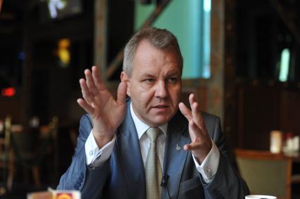 Директор Центра исследований постиндустриального общества Владислав Иноземцев во время интервью. Москва. 02 сентября 2011 года.