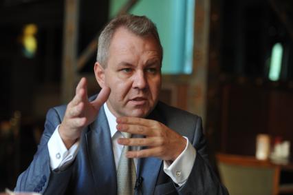 Директор Центра исследований постиндустриального общества Владислав Иноземцев во время интервью. Москва. 02 сентября 2011 года.