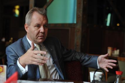 Директор Центра исследований постиндустриального общества Владислав Иноземцев во время интервью. Москва. 02 сентября 2011 года.