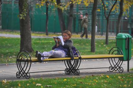 Девушка сидит на лачочке в парке и читает книгу, Усадьба Трубецких в Хамовниках, 07 октября 2011 года.