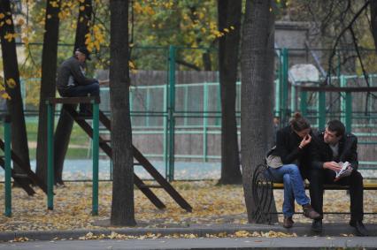 Люди в парке сидят с книгами и газетами, усадьба Трубецких в Хамовниках, 07 октября 2011 года.