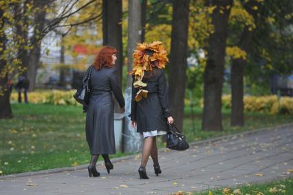 Девушка с венком из желтых листьев на голове в парке, усадьба Трубецких в Хамовниках, 07 октября 2011 года.