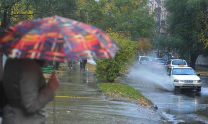 Жанровая фотография. Дождь в городе.  Москва. 10 октября  2011 года.