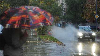 Жанровая фотография. Дождь в городе.  Москва. 10 октября  2011 года.