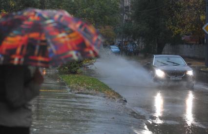 Жанровая фотография. Дождь в городе.  Москва. 10 октября  2011 года.