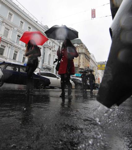 Жанровая фотография. Дождь в городе. Москва. 10 октября  2011 года.