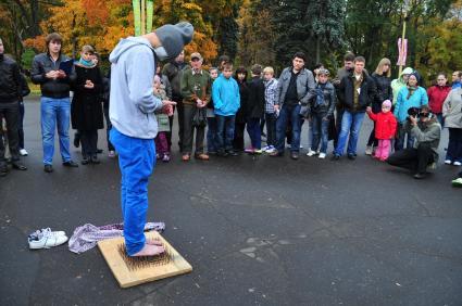 Московский йог Григорий Горгеладзе простоял на гвоздях два часа пять минут. 9 октября 2011 года.