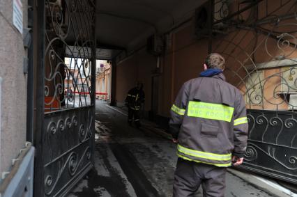 В здании Министерства финансов России произошел пожар. На снимке: сотрудники пожарной охраны у ворот рядом с Минфином. 12 октября 2011 года.