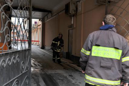 В здании Министерства финансов России произошел пожар. На снимке: сотрудники пожарной охраны у ворот рядом с Минфином. 12 октября 2011 года.