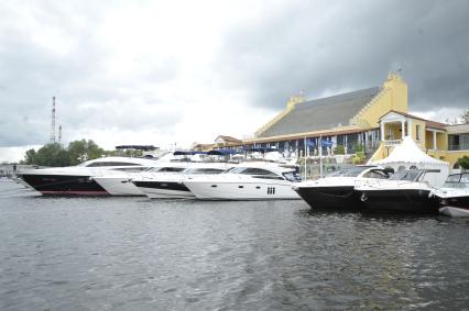 Яхт-клуб Royal Yacht Club. Выставка яхт и предметов роскоши MILLIONAIRE BOAT SHOW 2011. 4 сентября  2011 года.