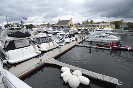 Яхт-клуб Royal Yacht Club. Выставка яхт и предметов роскоши MILLIONAIRE BOAT SHOW 2011. 4 сентября  2011 года.