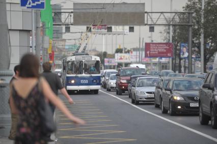 Выделенная полоса для общественного транспорта. Троллейбус и автомобили движутся по проезжей части. 31 сентября  2011 года.