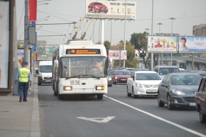 Выделенная полоса для общественного транспорта. Троллейбус и автомобили движутся по проезжей части. 31 сентября  2011 года.