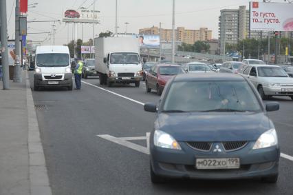 Выделенная полоса для общественного транспорта. На снимке: инспектор ДПС и нарушитель ПДД . 31 сентября  2011 года.