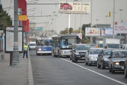 Выделенная полоса для общественного транспорта. Троллейбус и автомобили движутся по проезжей части. 31 сентября  2011 года.