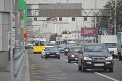 Автомобили движутся по выделенной полосе для общественного транспорта. 31 сентября  2011 года.