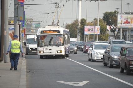 Выделенная полоса для общественного транспорта. Троллейбус и автомобили движутся по проезжей части. 31 сентября 2011 года.