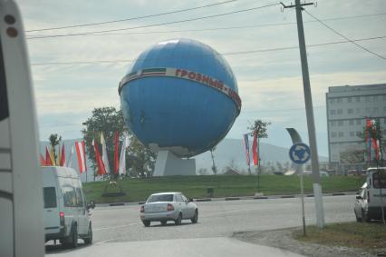 Чечня. Памятник в виде глобуса \"Грозный - центр мира\". 5 октября 2011 года.