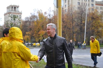 Мэр Москвы Сергей Собянин со студентами заложил на одной из аллей, расположенных у главного здания университета на Воробьевых горах, яблоневый сад. 15 октября 2011 года.