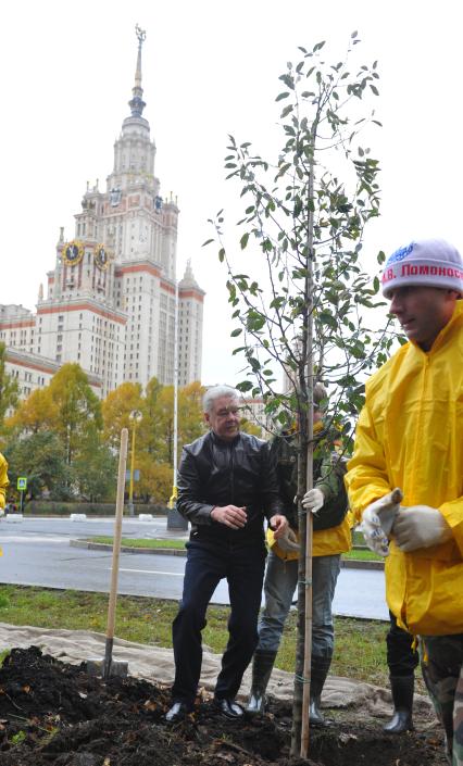 Мэр Москвы Сергей Собянин со студентами заложил на одной из аллей, расположенных у главного здания университета на Воробьевых горах, яблоневый сад. 15 октября 2011 года.