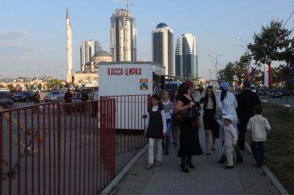 Прохожие у кассы цирка. 5 октября 2011 года.