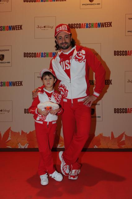Юбилейная десятая неделя моды BOSCOAFASHIONWEEK. Показ BOSCO SPORT. На снимке: фигурист Илья Авербух с сыном. 18 октября 2011 года.