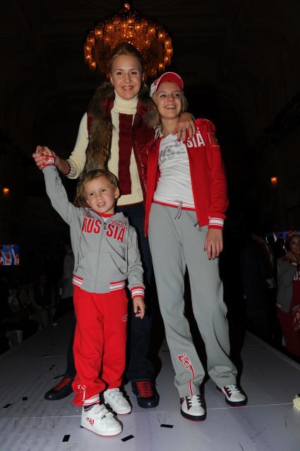 Юбилейная десятая неделя моды BOSCOAFASHIONWEEK. Показ BOSCO SPORT. На снимке: телеведущая Юлия Бордовских с сыном Федором и дочкой Машей. 18 октября 2011 года.