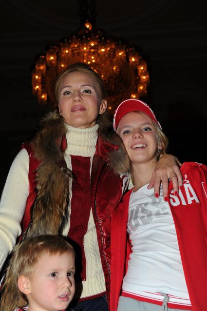 Юбилейная десятая неделя моды BOSCOAFASHIONWEEK. Показ BOSCO SPORT. На снимке: телеведущая Юлия Бордовских с сыном Федором и дочкой Машей. 18 октября 2011 года.
