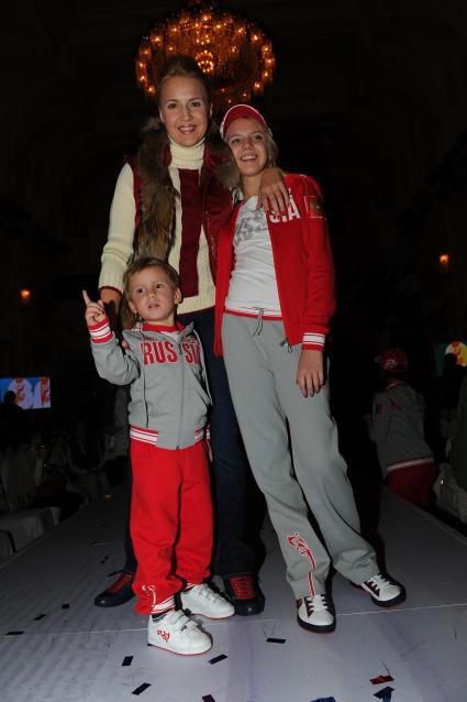 Юбилейная десятая неделя моды BOSCOAFASHIONWEEK. Показ BOSCO SPORT. На снимке: телеведущая Юлия Бордовских с сыном Федором и дочкой Машей. 18 октября 2011 года.