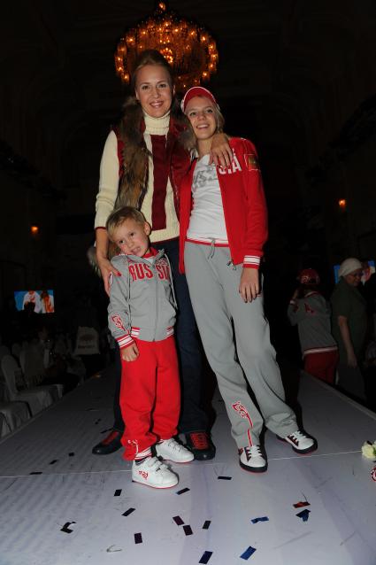 Юбилейная десятая неделя моды BOSCOAFASHIONWEEK. Показ BOSCO SPORT. На снимке: телеведущая Юлия Бордовских с сыном Федором и дочкой Машей. 18 октября 2011 года.