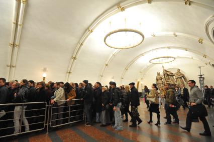 Пассажиры в метрополитене в час пик. 18 октября 2011 года.