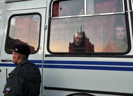 Из машины полиции выглядывают задержанные активисты митинга против выборов, Москва, 18 октября 2011 года.