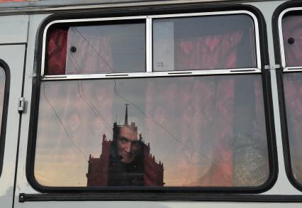 Из машины полиции выглядывают задержанные активисты митинга против выборов, Москва, 18 октября 2011 года.