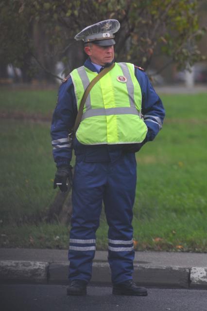 ГАИшник на дороге. 19 октября 2011 года.