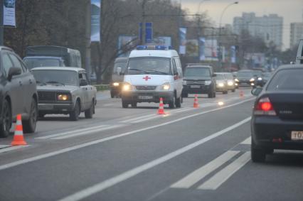 Выделенная полоса на дороге. Машина скорой помощи в автомобильной пробке. 19 октября  2011 года.