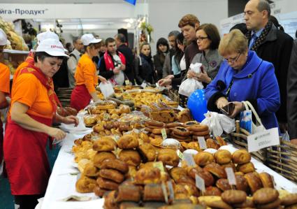 Выставка ПОДМОСКОВЬЕ-2011. На снимке: посетители выстави у прилавка с хлебобулочными изделиями. 19 октября 2011 года.