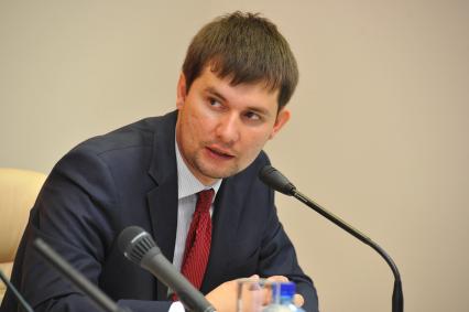 Заместитель начальника управления по защите прав субъектов персональных данных Роскомнадзора Юрий Контемиров в ИД КП. 8 августа 2011 года.