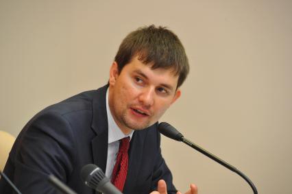 Заместитель начальника управления по защите прав субъектов персональных данных Роскомнадзора Юрий Контемиров в ИД КП. 8 августа 2011 года.