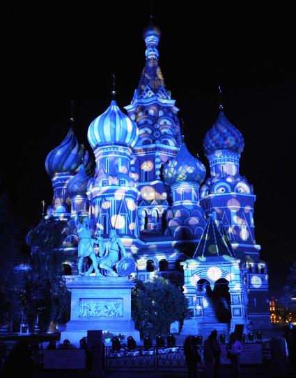 Москва. Старт первого Московского международного фестиваля  КРУГ СВЕТА. На снимке: Храм Василия Блаженного расположенный на Красной площади. 23 октября 2011 г.