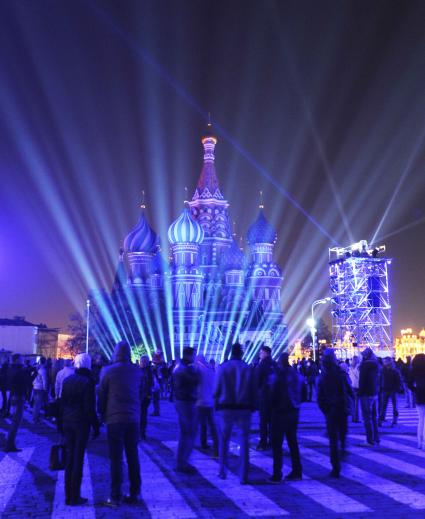 Москва. Старт первого Московского международного фестиваля  КРУГ СВЕТА. На снимке: Храм Василия Блаженного расположенный на Красной площади. 23 октября 2011 г.