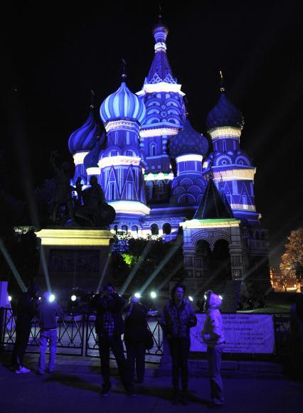 Москва. Старт первого Московского международного фестиваля  КРУГ СВЕТА. На снимке: Храм Василия Блаженного расположенный на Красной площади. 23 октября 2011 г.