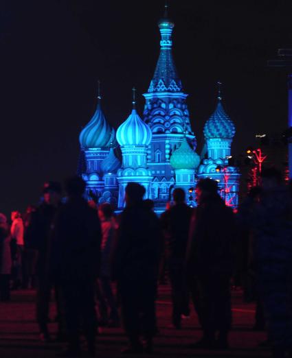 Москва. Старт первого Московского международного фестиваля  КРУГ СВЕТА. На снимке: Храм Василия Блаженного расположенный на Красной площади. 23 октября 2011 г.