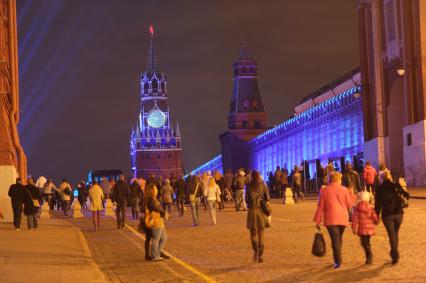 Москва. Старт первого Московского международного фестиваля  КРУГ СВЕТА. На снимке: Спасская башня расположенная на Красной площади. 23 октября 2011 г.