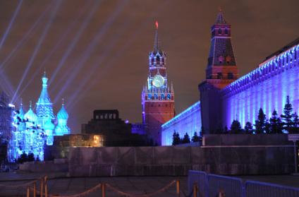 Москва. Старт первого Московского международного фестиваля  КРУГ СВЕТА. На снимке: (слева) Храм Василия Блаженного и Спасская башня расположенные на Красной площади. 23 октября 2011 г.