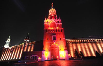 Москва. Старт первого Московского международного фестиваля  КРУГ СВЕТА. На снимке: Спасская башня расположенная на Красной площади. 23 октября 2011 г.